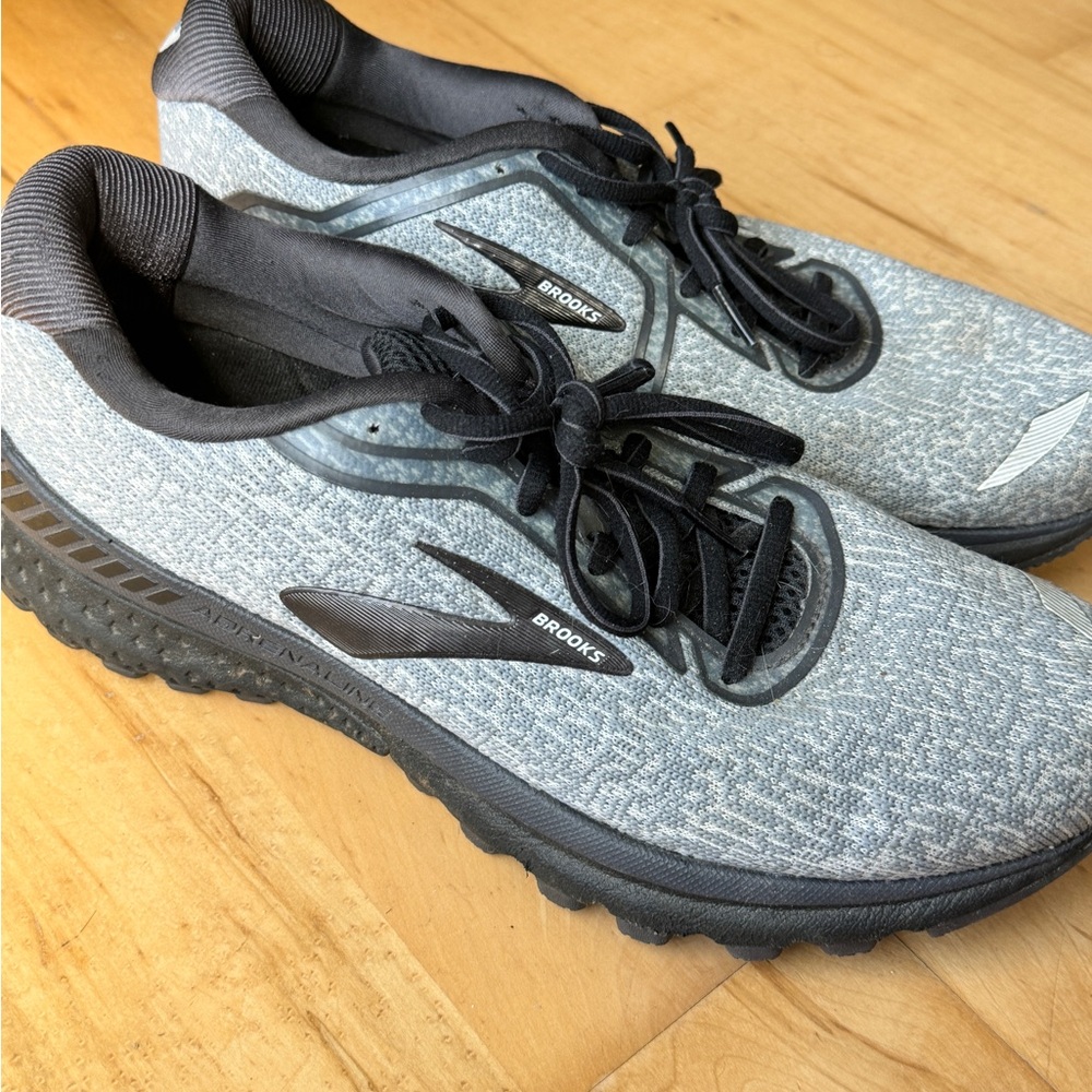 Men’s brooks running shoes size 9